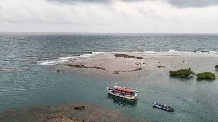 पश्चिम अफ्रीका के तट पर प्रवासी नाव डूबने से 70 से अधिक मौतें: गंभीर मानवीय त्रासदी