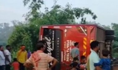 बालोद में देर रात बड़ा हादसा, बस पलटने से जवान और यात्री घायल
