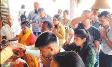 शारदीय नवरात्र का प्रथम दिन देवी मंदिरों में उमड़ी भक्तों की भीड़