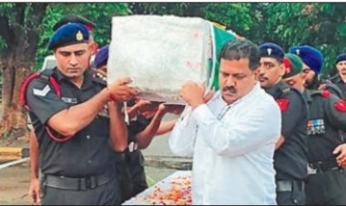 शहीद राइफलमैन रंजीत कश्यप के पार्थिव शरीर को गृहमंत्री ने दिया कंधा