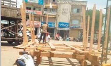 रथ निर्माण स्थल पर नशेड़ी ने खाई  बिरियानी, कारीगरों ने बांधकर पीटा