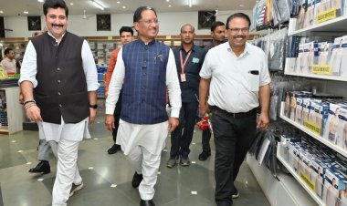 जब मुख्यमंत्री साय खुद बने ग्राहक : घरेलू सामान की शॉपिंग कर उठाया जीएसटी दरों में कटौती का लाभ