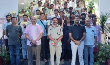 मोबाइल मिलने पर खिले चेहरे, रायपुर पुलिस ने 20 लाख रुपए के मोबाइल मालिकों को लौटाए