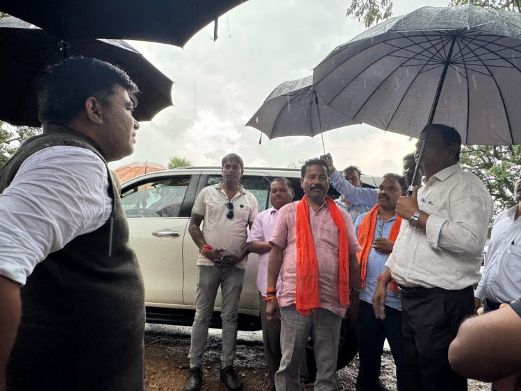 कमिश्नर,कलेक्टर और विधायक ने दंतेवाड़ा के बाढ़ प्रभावित ग्रामों में पुनर्वास एव पुनर्निर्माण कार्यों का लिया जायजा