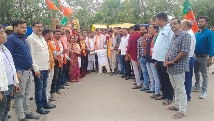 भारतीय जनता युवा मोर्चा ने किया कचहरी चौक में राहुल गांधी का पुतला दहन