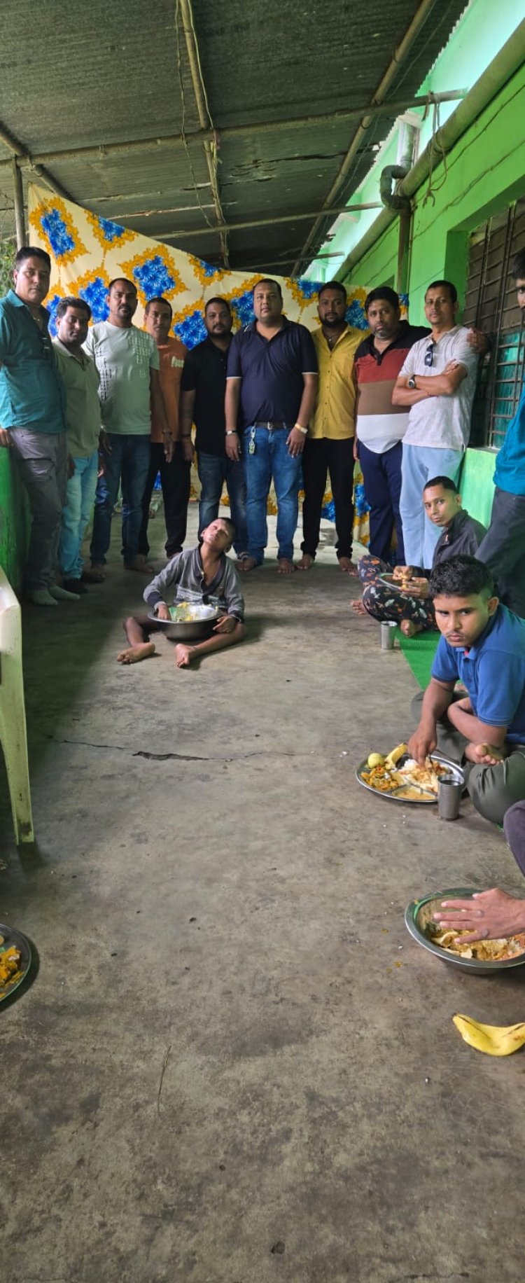 समाजसेवी गोलू शराफ ने वृद्ध आश्रम में मनाया जन्मदिन, बुजुर्गों की सेवा कर दिया मानवता का संदेश