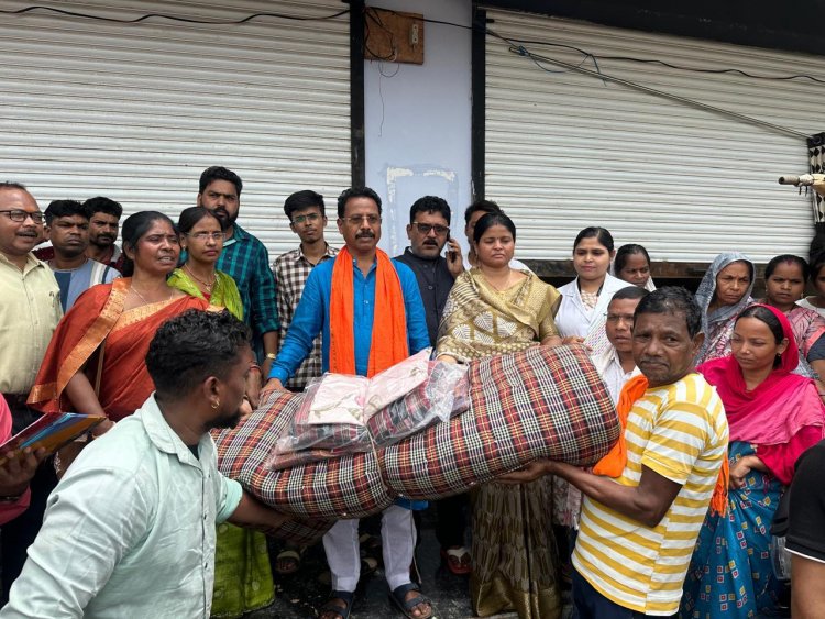 नगर पालिका दंतेवाड़ा ने किया बाढ़ पीड़ितों को राहत सामग्री का वितरण