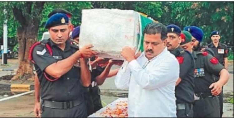 शहीद राइफलमैन रंजीत कश्यप के पार्थिव शरीर को गृहमंत्री ने दिया कंधा