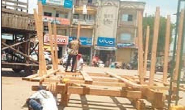 रथ निर्माण स्थल पर नशेड़ी ने खाई  बिरियानी, कारीगरों ने बांधकर पीटा