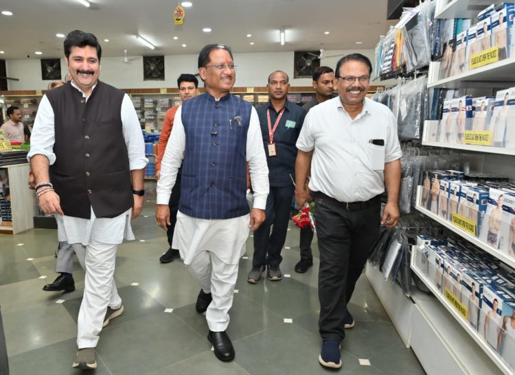 जब मुख्यमंत्री साय खुद बने ग्राहक : घरेलू सामान की शॉपिंग कर उठाया जीएसटी दरों में कटौती का लाभ