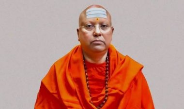 चैतन्यानंद के काले कारनामे उजागर: ऑफिस से बरामद सेक्स टॉय, पॉर्न सीडी और नेताओं की फर्जी तस्वीरें