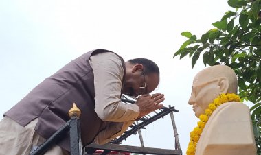 उप मुख्यमंत्री अरुण साव ने जगदलपुर में किया महात्मा गांधी की प्रतिमा पर माल्यार्पण