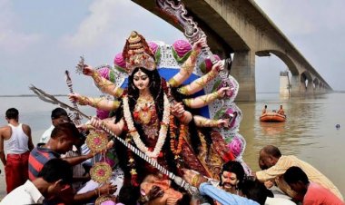 दुर्गा विसर्जन के दौरान ट्रैक्टर-ट्रॉली पलटने से 10 बच्चों समेत 13 की मौत