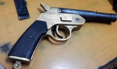 बैग में तमंचा लेकर स्कूल पहुंचा 11वीं का छात्र, पुलिस ने लिए हिरासत में