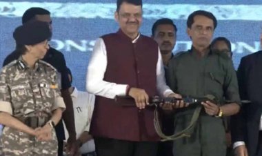 नक्सल लीडर भूपति 60 साथियों के साथ सीएम फडणवीस के सामने किया सरेंडर