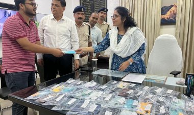 जीआरपी ने दीपावली के पहले दिया खुशियों का उपहार,एसपी रेल श्वेता श्रीवास्तव सिन्हा ने लौटाए 64 मोबाइल