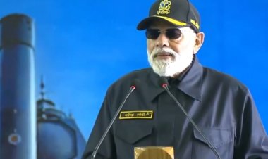 प्रधानमंत्री नरेंद्र मोदी ने आईएनएस विक्रांत पर नौसैनिकों के साथ मनाई दीपावली