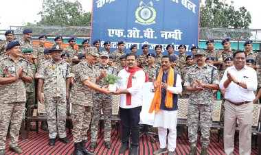 उपमुख्यमंत्री विजय शर्मा ने सीआरपीएफ कैंप में जवानों से की मुलाकात