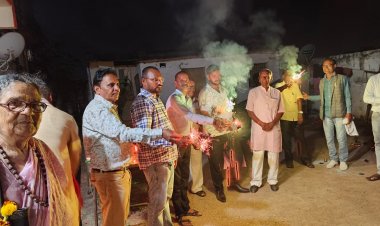 वक्ता मंच द्वारा खुशियों वाली दीवाली का दौर जारी, संभागायुक्त महादेव कांवरे पहुंचे वृद्धाश्रम