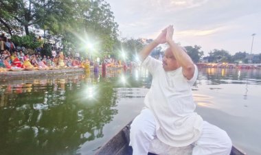 नाव पर पहुंचे विधायक पुरंदर मिश्रा, उगते सूर्य को अर्घ्य देने उमड़ी आस्था की भीड़
