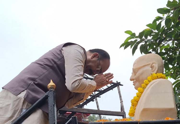 उप मुख्यमंत्री अरुण साव ने जगदलपुर में किया महात्मा गांधी की प्रतिमा पर माल्यार्पण