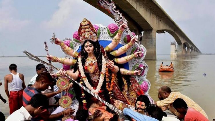 दुर्गा विसर्जन के दौरान ट्रैक्टर-ट्रॉली पलटने से 10 बच्चों समेत 13 की मौत