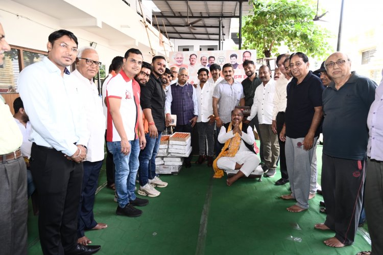 विधायक पुरंदर मिश्रा को जन्मदिन की बधाई देने लगा तांता,बेटे सौरभ सहित समर्थकों ने किया रक्तदान