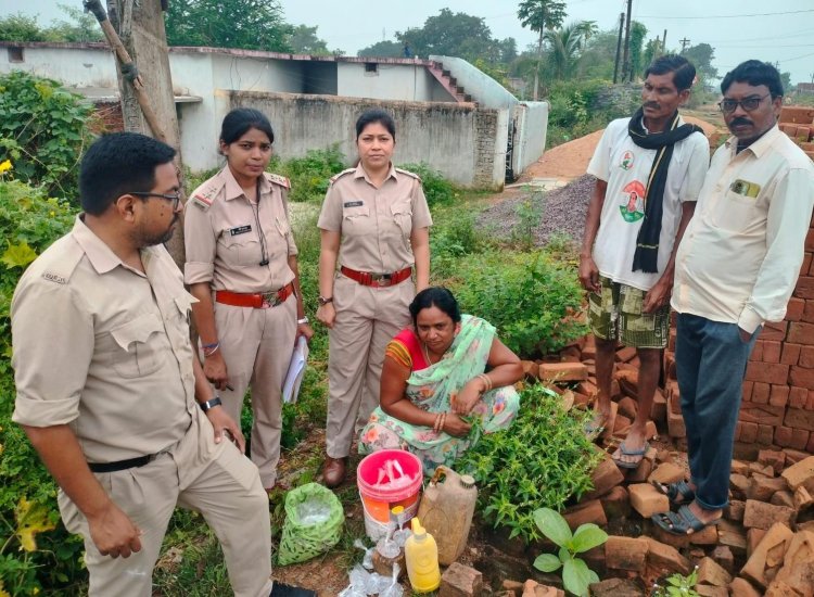 ड्राई डे पर आबकारी विभाग ने मारा छापा,तीन आरोपी गिरफ्तार,भारी मात्रा में अवैध शराब और 90 किलो महुआ लाहन जब्त