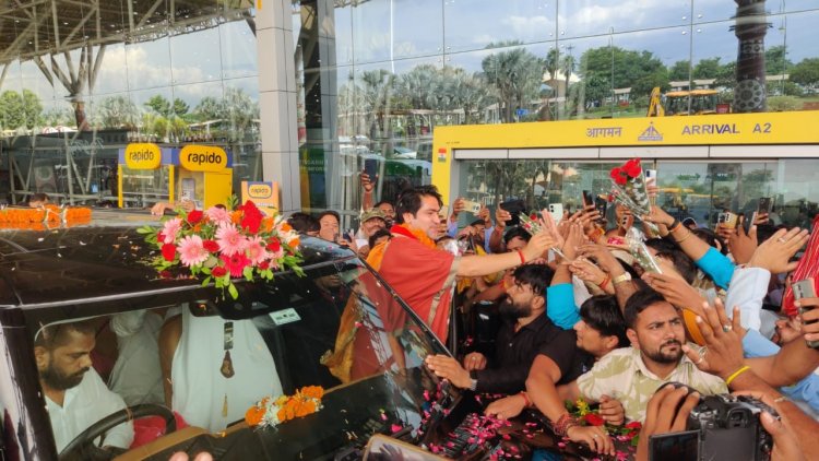 बागेश्वर धाम पीठाधीश्वर पंडित धीरेंद्र कृष्ण शास्त्री का रायपुर में हुआ भव्य स्वागत