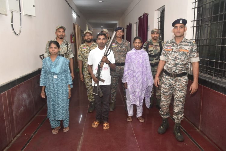 गरियाबंद में एक पुरुष दो महिला नक्सलियों ने किया आत्मसमर्पण