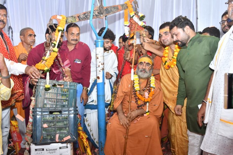 दांडी स्वामी इंदुभवानंद तीर्थ महाराज के पावन प्रकटोत्सव में भक्तों ने किया तुलादान*