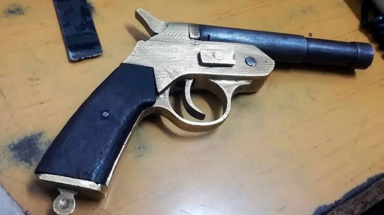 बैग में तमंचा लेकर स्कूल पहुंचा 11वीं का छात्र, पुलिस ने लिए हिरासत में