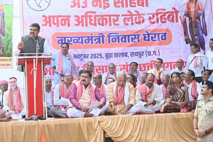 मंत्री गजेंद्र यादव ने आंदोलनरत किसानों से की मुलाकात,कहा- समस्याओं के हल के लिए हम प्रतिबद्ध