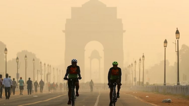 दिवाली से पहले दिल्ली की हवा में घुला जहर: AQI 300 पार, विशेषज्ञों ने दी चेतावनी