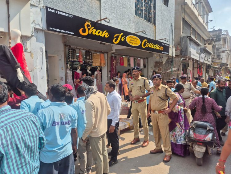 बाजार में पुलिस की चाक चौबंद व्यवस्था : यातायात को बाधित करने वाले दुकानदारों और वाहन चालकों पर कार्रवाई