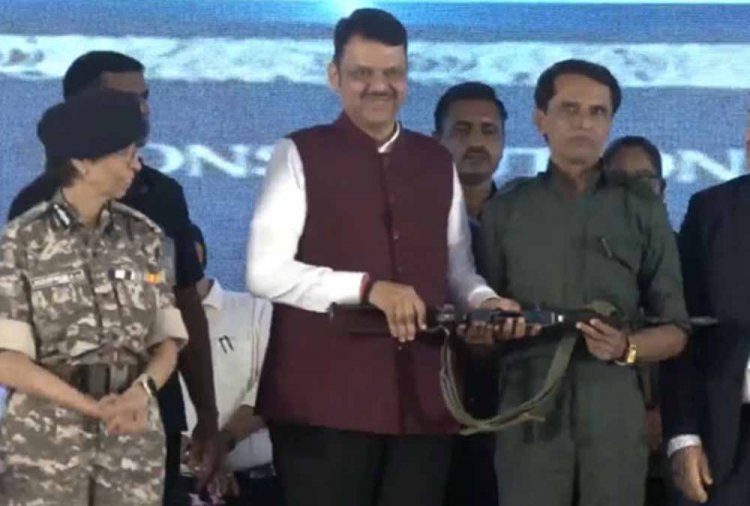 नक्सल लीडर भूपति 60 साथियों के साथ सीएम फडणवीस के सामने किया सरेंडर