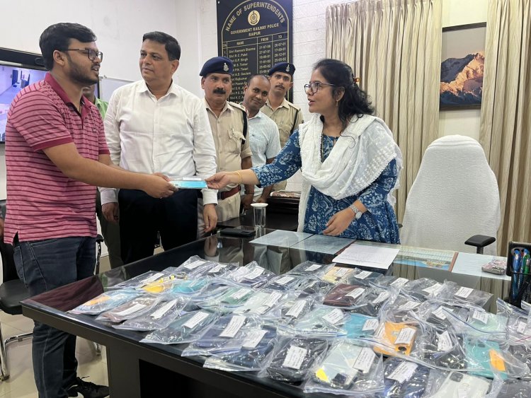 जीआरपी ने दीपावली के पहले दिया खुशियों का उपहार,एसपी रेल श्वेता श्रीवास्तव सिन्हा ने लौटाए 64 मोबाइल