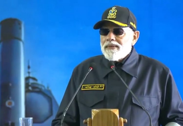 प्रधानमंत्री नरेंद्र मोदी ने आईएनएस विक्रांत पर नौसैनिकों के साथ मनाई दीपावली