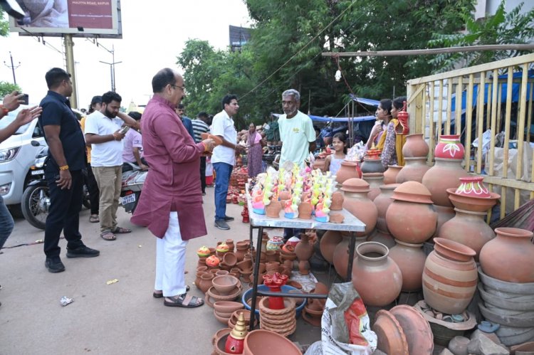 उप मुख्यमंत्री अरुण साव ने रायपुर के बाजार में की दिवाली की खरीदी,वोकल फॉर लोकल का दिया संदेश