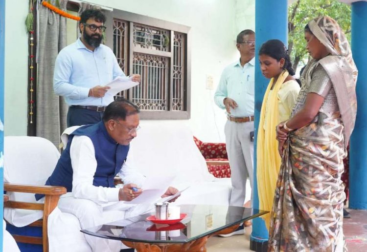 सीएम विष्णुदेव साय ने दीपावली मिलन के साथ सुनी जनता की समस्याएं,आवेदनों का त्वरित निराकरण करने दिए निर्देश