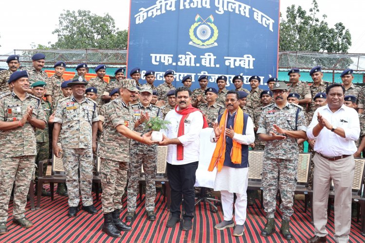 उपमुख्यमंत्री विजय शर्मा ने सीआरपीएफ कैंप में जवानों से की मुलाकात