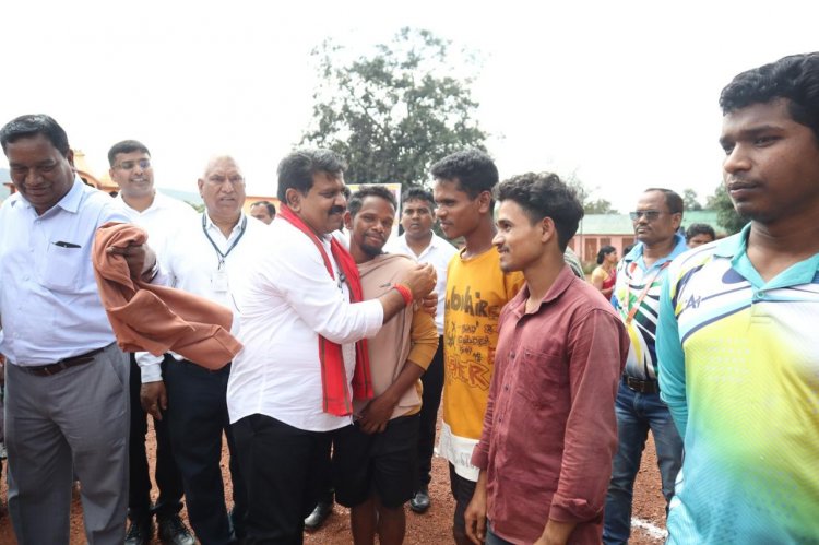 उप मुख्यमंत्री विजय शर्मा ने नारायणपुर के ग्राम कच्चापाल में किया बस्तर ओलंपिक का शुभारंभ