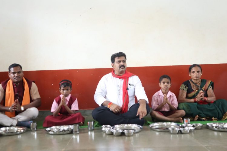 उप मुख्यमंत्री विजय शर्मा ने कच्चापाल के में बच्चों के साथ किया भोजन