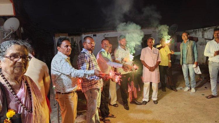 वक्ता मंच द्वारा खुशियों वाली दीवाली का दौर जारी, संभागायुक्त महादेव कांवरे पहुंचे वृद्धाश्रम