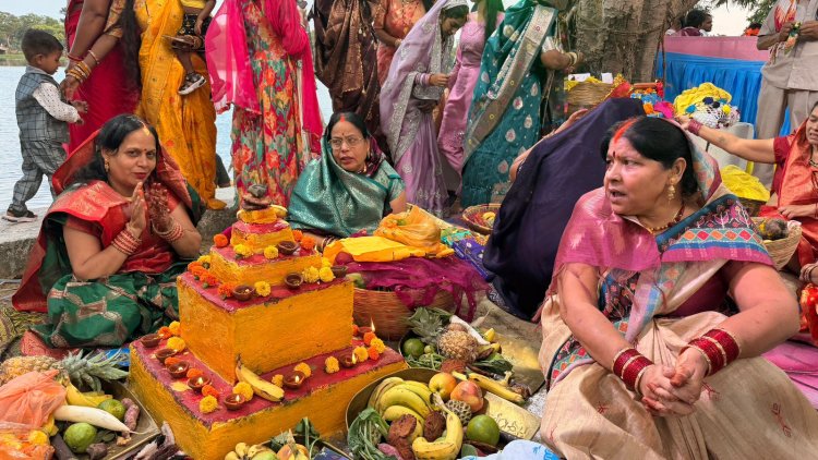 नरैया तालाब में 40 वर्षों से हो रही है छठ पूजा, व्रतियों ने डूबते सूर्य को दिया अर्घ्य
