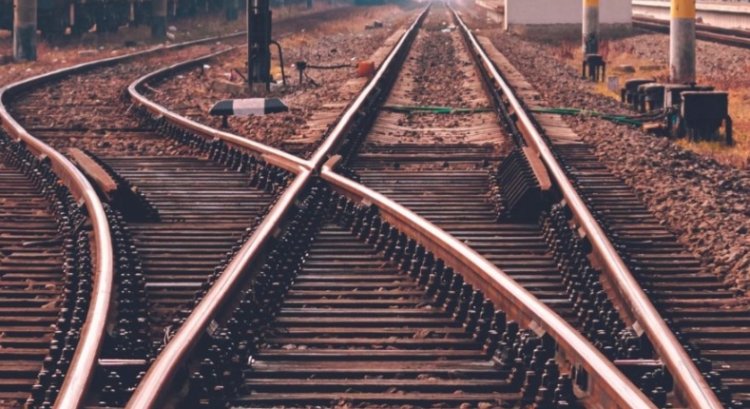 गर्लफ्रेंड से विवाद के कारण आत्महत्या करने रेलवे ट्रेक पर पहुंचा था युवक,रायपुर पुलिस ने बचाई जान