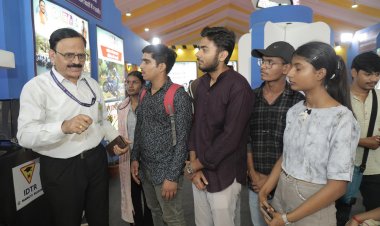 परिवहन विभाग के स्टॉल में भीड़ : सुरक्षित वाहन संचालन और आधुनिक सेवाओं की मिल रही उपयोगी जानकारी