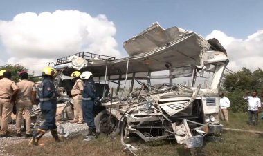 तेलंगाना में बजरी लदे ट्रक और बस की आमने-सामने टक्कर, 16 की मौत, 8 घायल