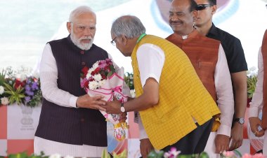 सांसद बृजमोहन अग्रवाल ने किया प्रधानमंत्री मोदी का पुष्पगुच्छ देकर स्वागत