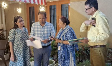 रायपुर में एसआईआर : कलेक्टर को बीएलओ ने सौंपा गणना प्रपत्र